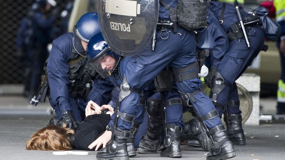 Polizisten drücken eine Demonstrantin zu Boden im Rahmen der Nachdemonstration des 1. Mais 2011