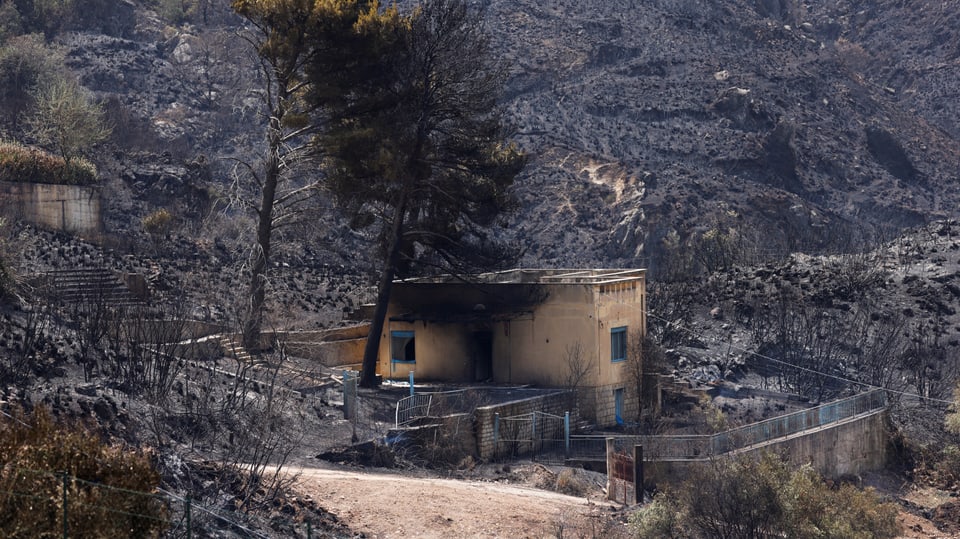 Ein verbranntes Haus ist nach einem Waldbrand in dem sizilianischen Dorf Romitello in der Nähe von Palermo zu sehen.