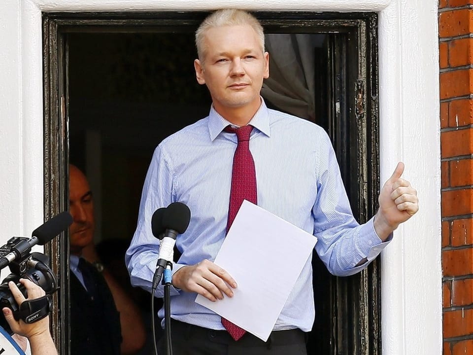 Assange auf dem Balkon.