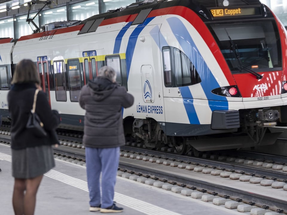 Zwei Personen vor dem «Léman-Express».