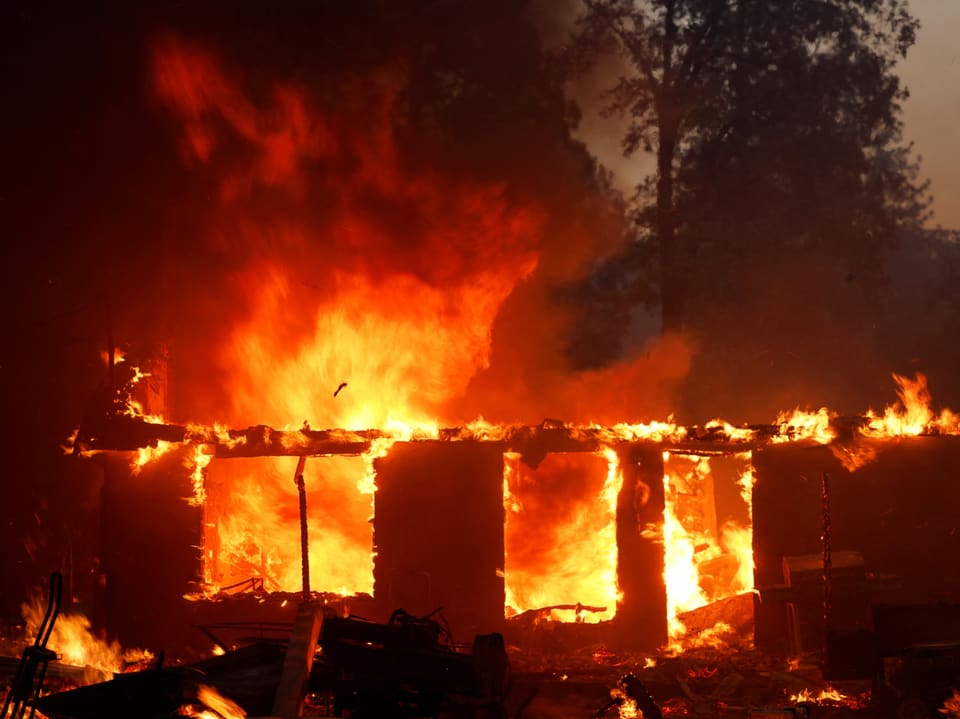 Haus steht in Flammen.