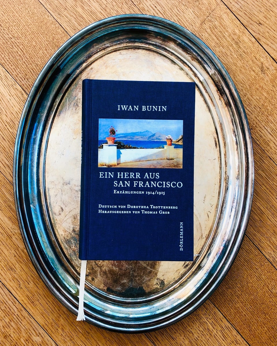 Der Erzählband «Ein Herr aus San Francisco» von Iwan Bunin liegt auf einem Silbertablett