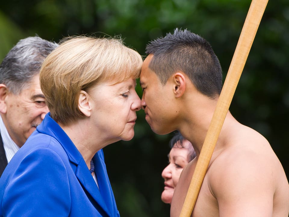 Merkel Kopf an Kopf mit einem Einheimischen.