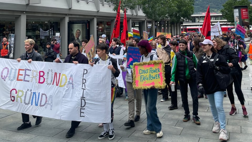 In Chur wird heute die Khur Pride 2024 mit vielen bunten Fahnen gefeiert.