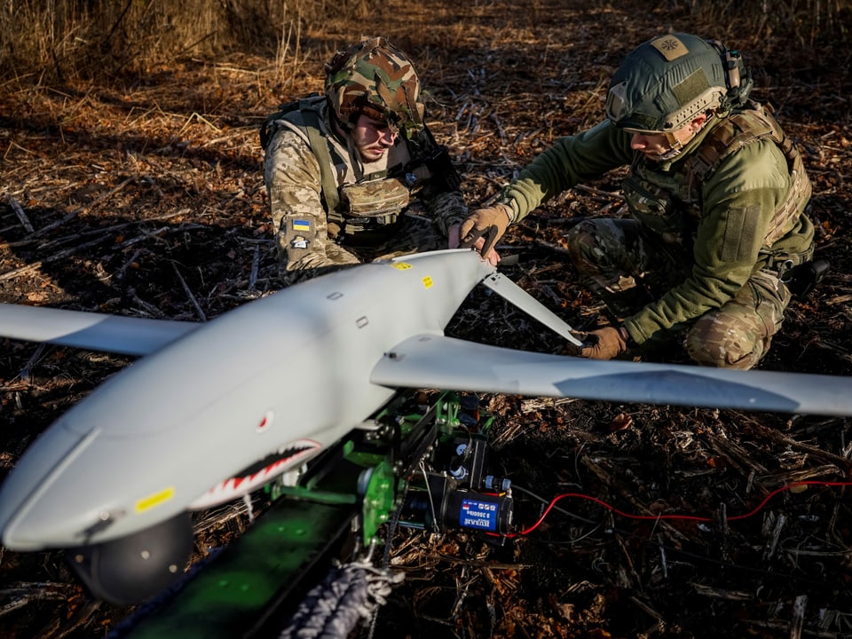 Soldaten hantieren mit einer Drohne