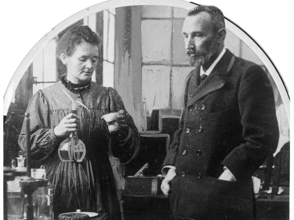 Marie und Pierre Curie gemeinsam in ihrem Forschungslabor