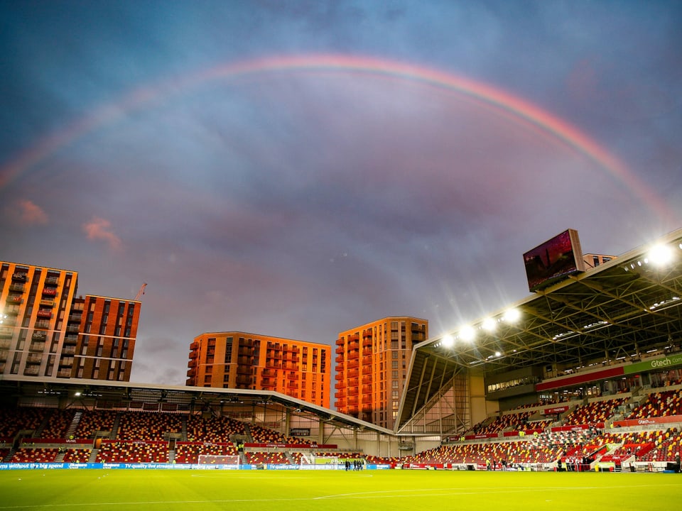 Brentford-Stadion mit Regenbogen am Himmel