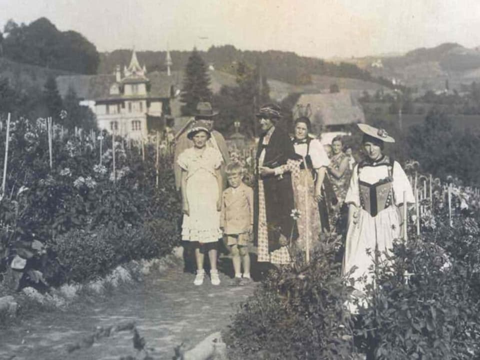 Familie in Trachten steht in Dahlienfeld.