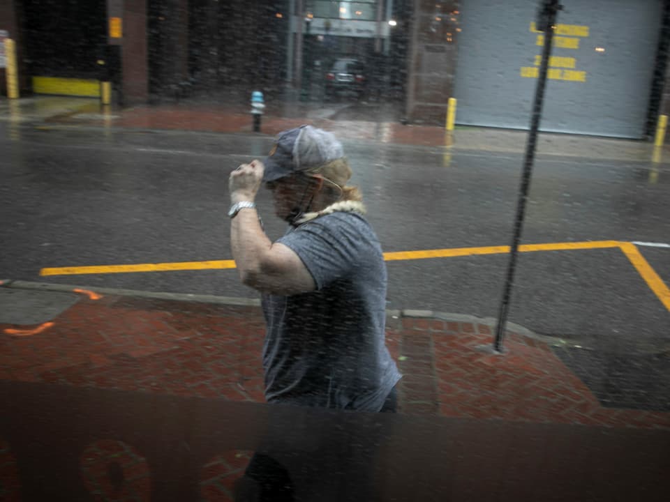 Eine Frau geht im Regen spazieren, als der Hurrikan Ida in New Orleans in Louisiana auf Land trifft.