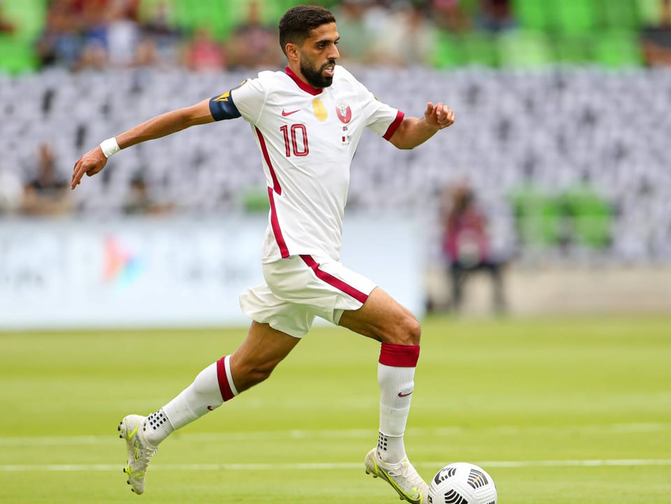 Hasan Al Haydos rennt mit dem Ball am Fuss.