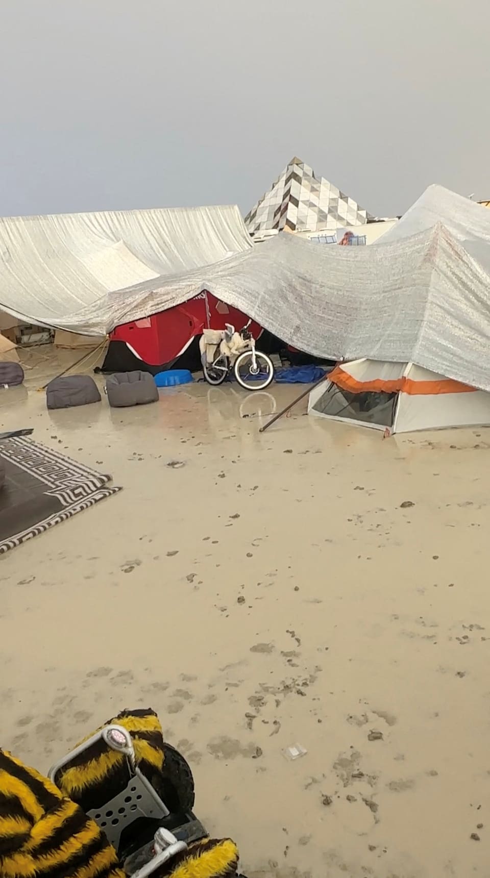 Zelte auf Wüstensand, der durch den Regen aufgeweicht ist