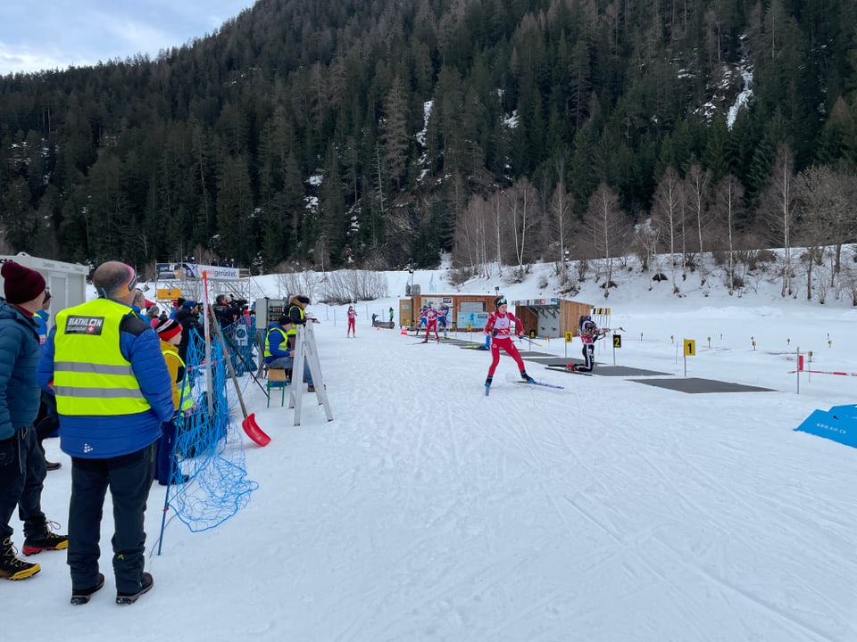 Nach dem Schiessen zurück in die Loipe