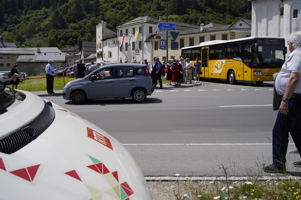 Besucher und Besucherinnen des Gesangsfest in Müstair auf dem Weg zum Festzelt.