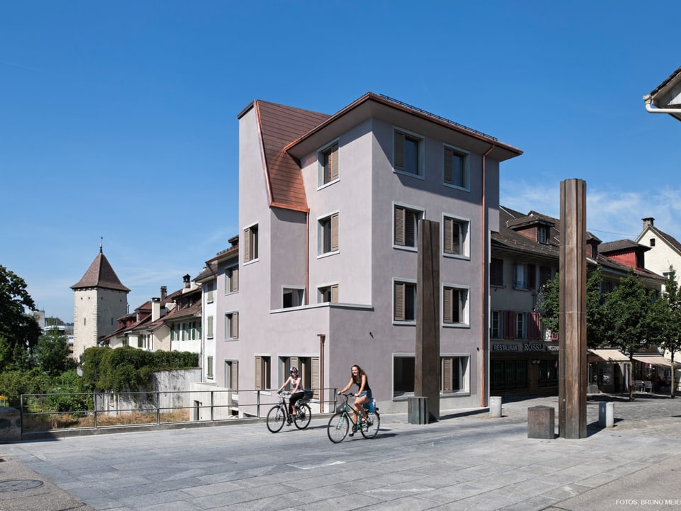 Neuer Anbau an einem bestehenden historischen Gebäude in der Altstadt von Sursee. 