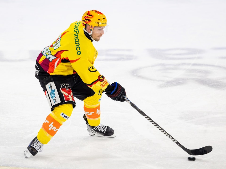 Eishockeyspieler im gelben Trikot auf dem Eis.