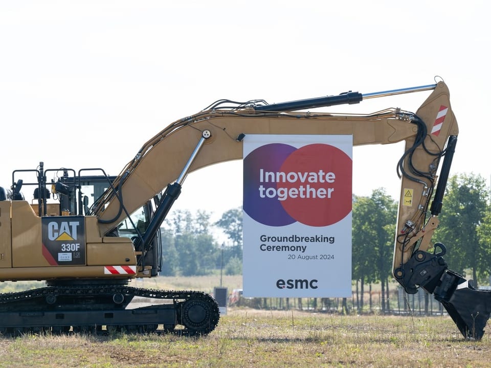 Ein Bagger mit einem Schild: «Innovate together»