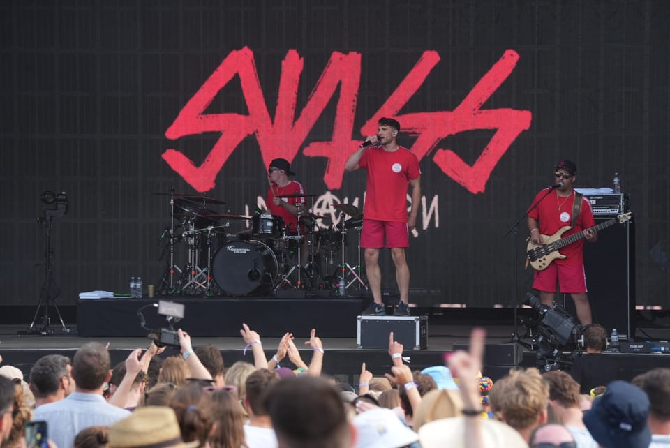 Band tritt auf einer Bühne vor einem Publikum auf. am Open Air Lumnezia 2024 in Degen.