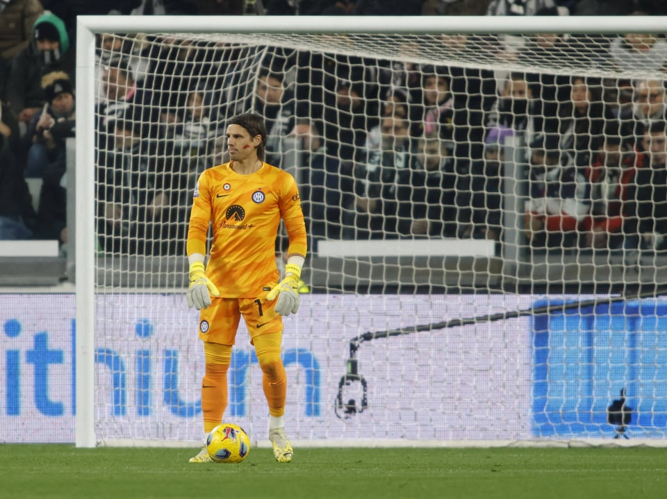 Yann Sommer mit dem Ball am Fuss.