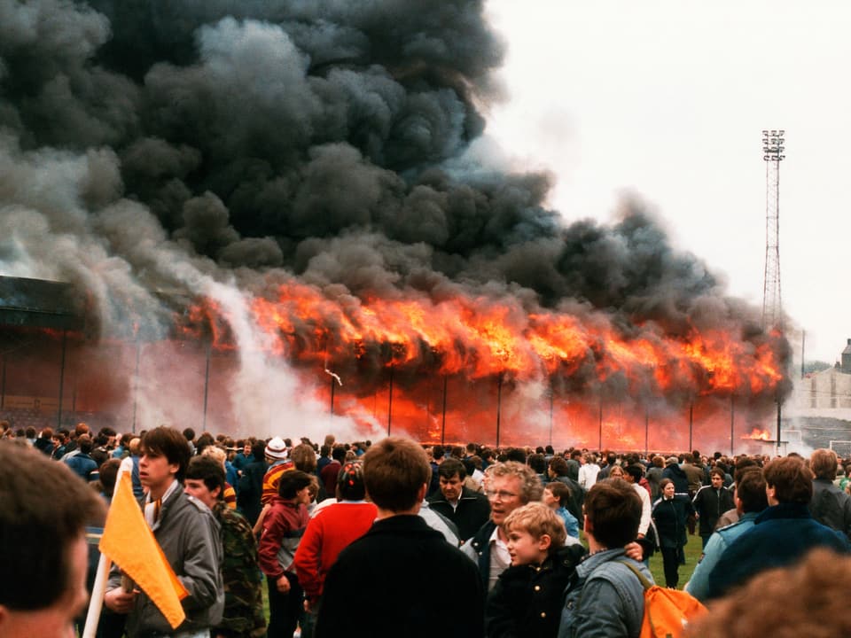 Die Tribüne im Valley Parade steht komplett in Flammen.