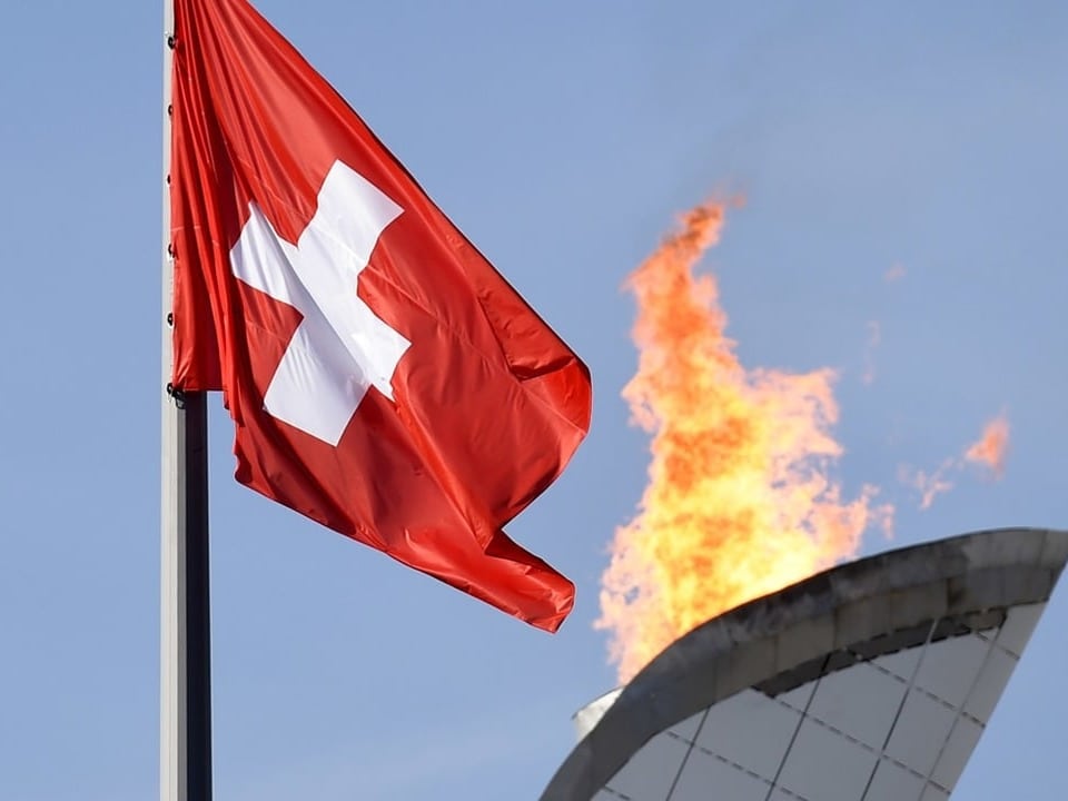 Schweizer Flagge vor Olympia-Feuer