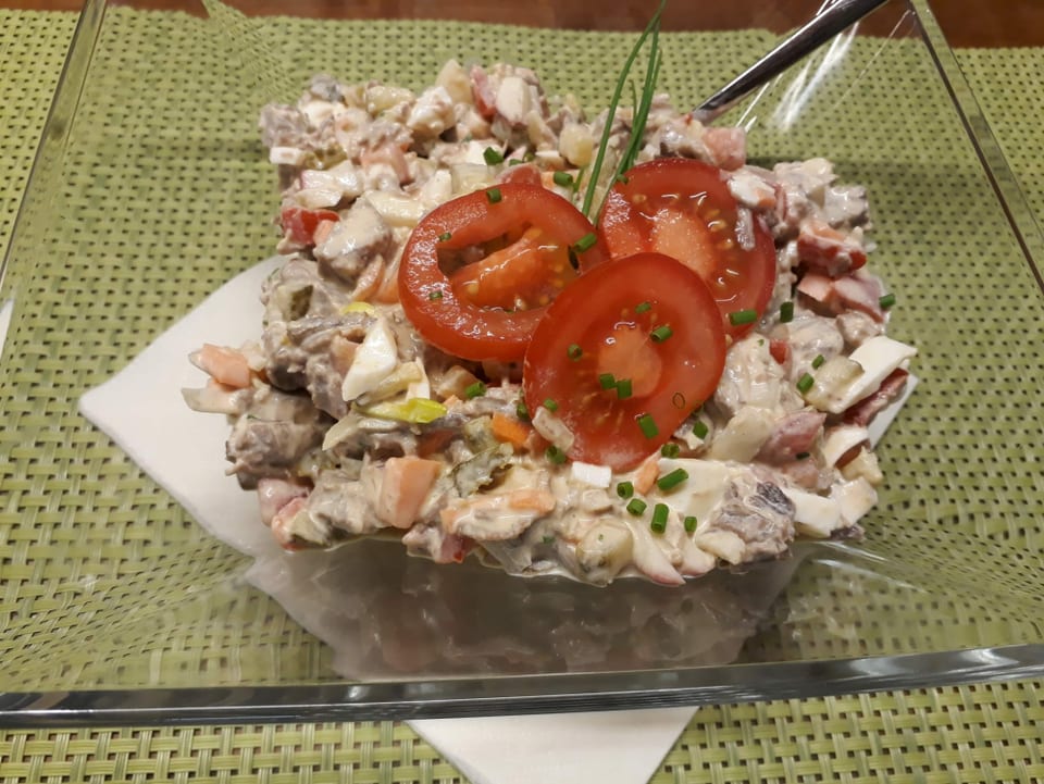 La salata da Brida cun charn buglida da biffel d'aua.