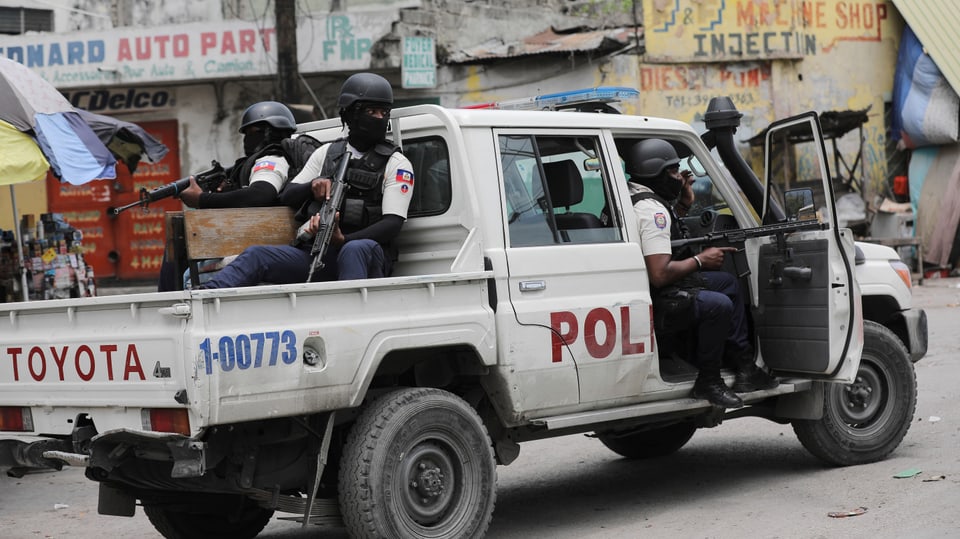 Ein Toyota-Pick-up auf dem mehrere bewaffnete Polizisten sitzen.