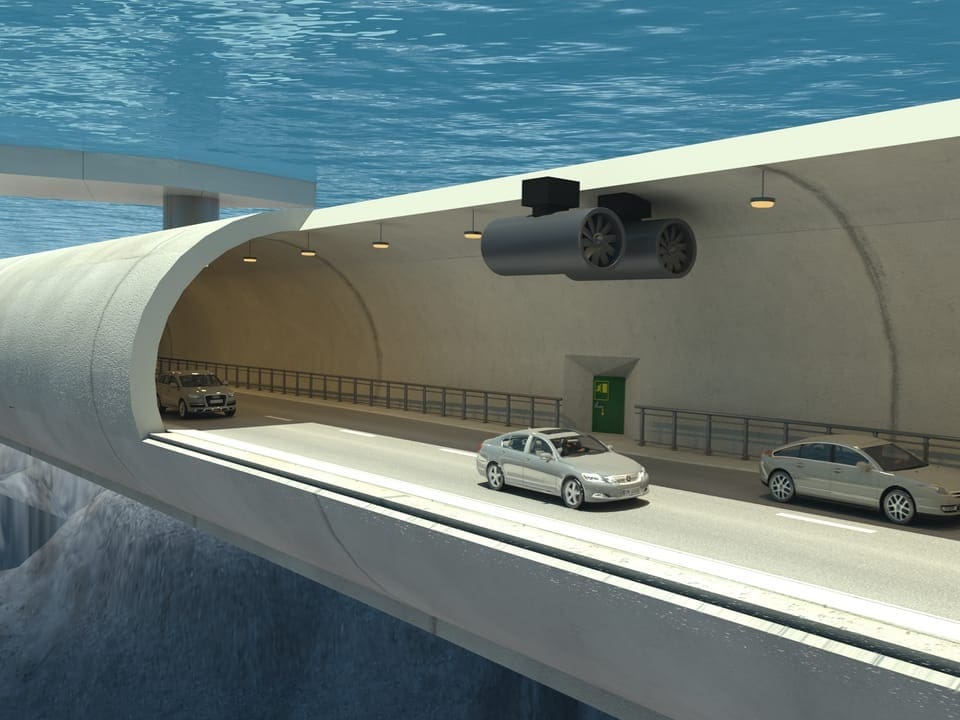 Autos fahren durch einen Tunnel unter Wasser.