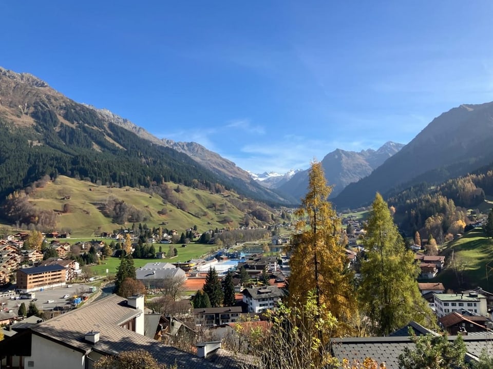 Der Blick von der Terrasse auf die umliegenden Berge. 