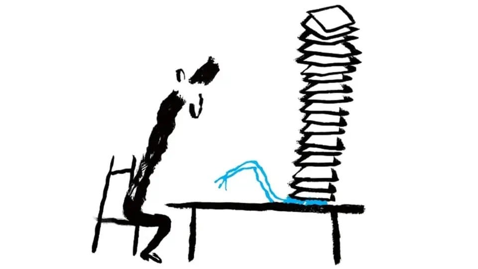 Eine Comic-Zeichnung: Eine Person mit grossen Ohren sitzt vor einem Tisch mit Papierstapel darauf. 
