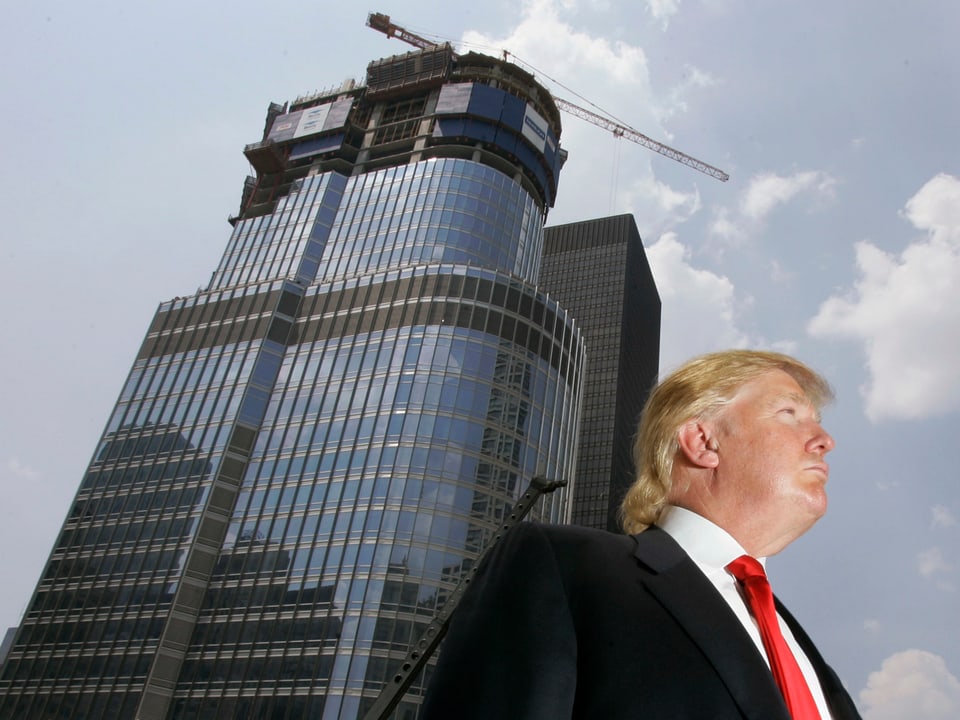 Donald Trump von unten fotografiert vor einem Hochhaus