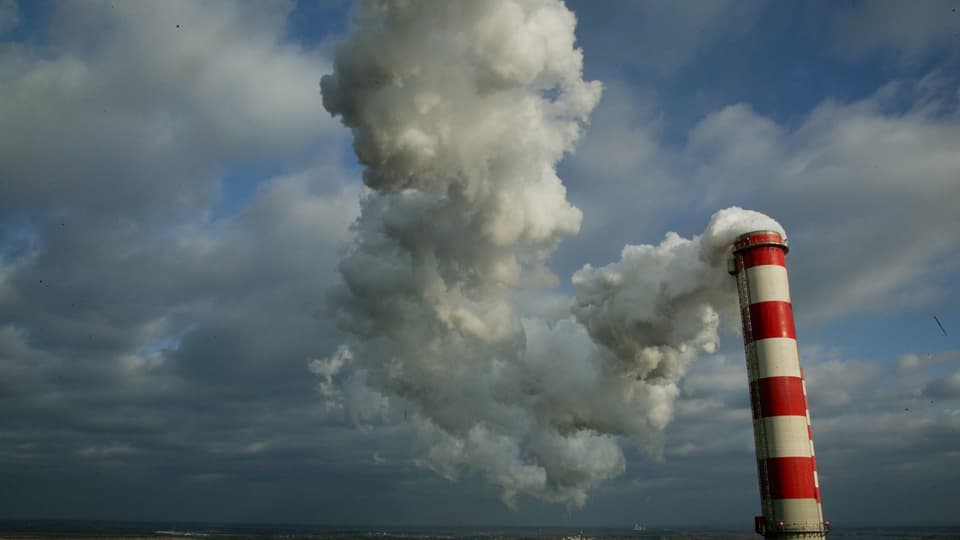 Rauchender Kamin eines Kohlekraftwerkes in Polen