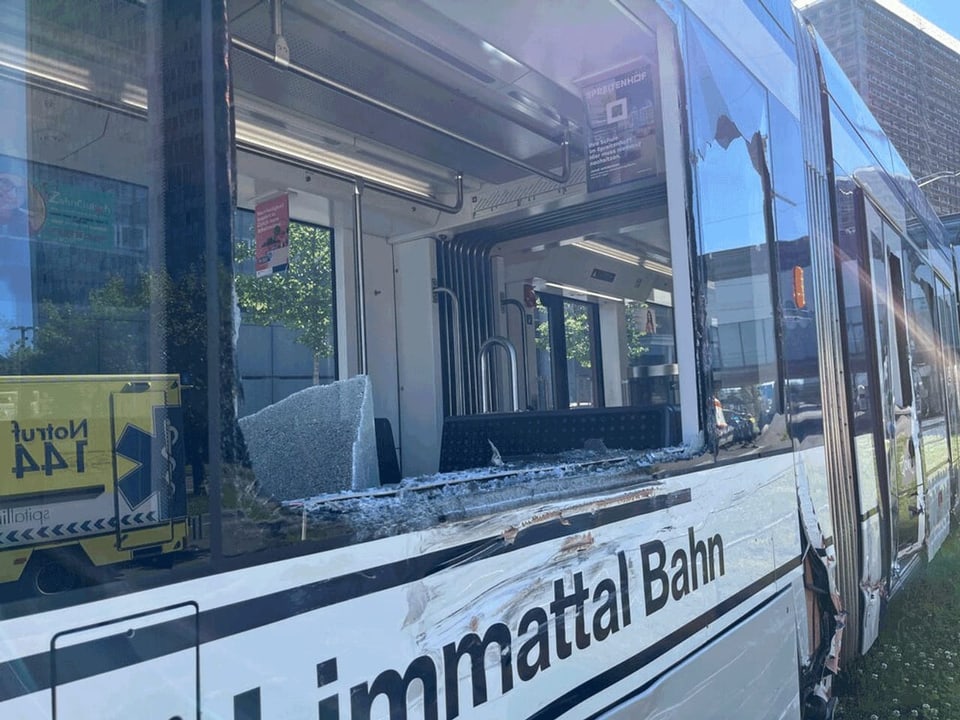 Beschädigter Zug der Limmattal Bahn mit eingeschlagenen Fensterscheiben.