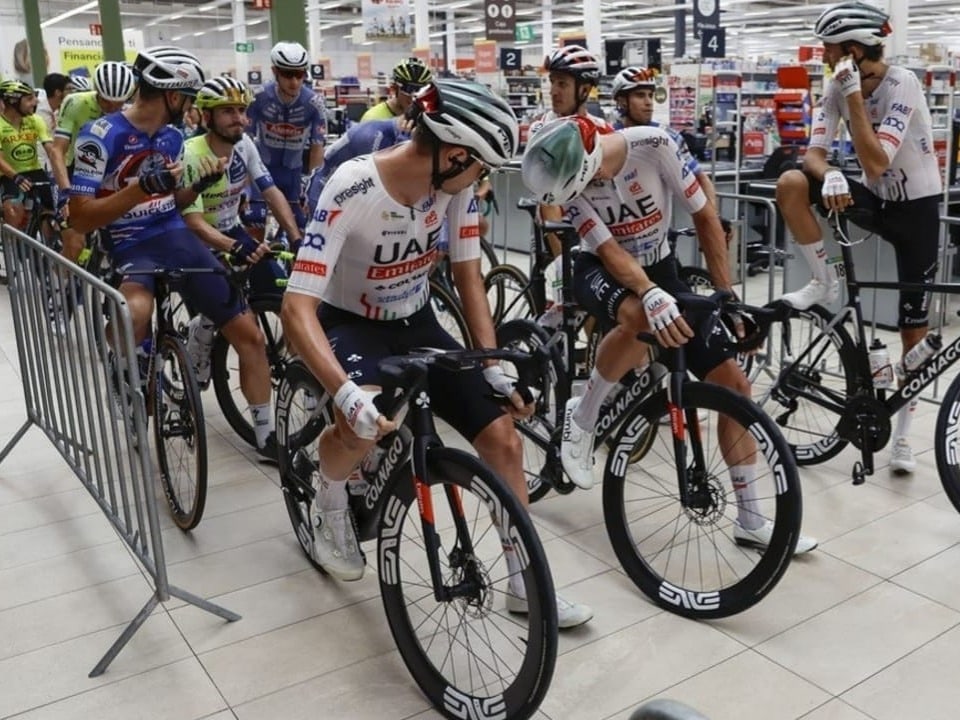 Rennradfahrer im Supermarkt beim Aufwärmen.