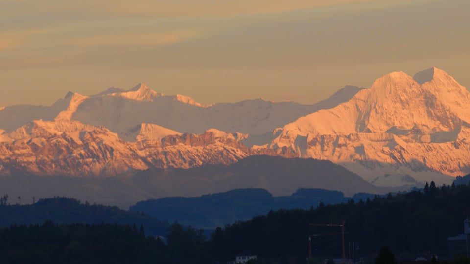 Berge im Schnee, weite entfernt.