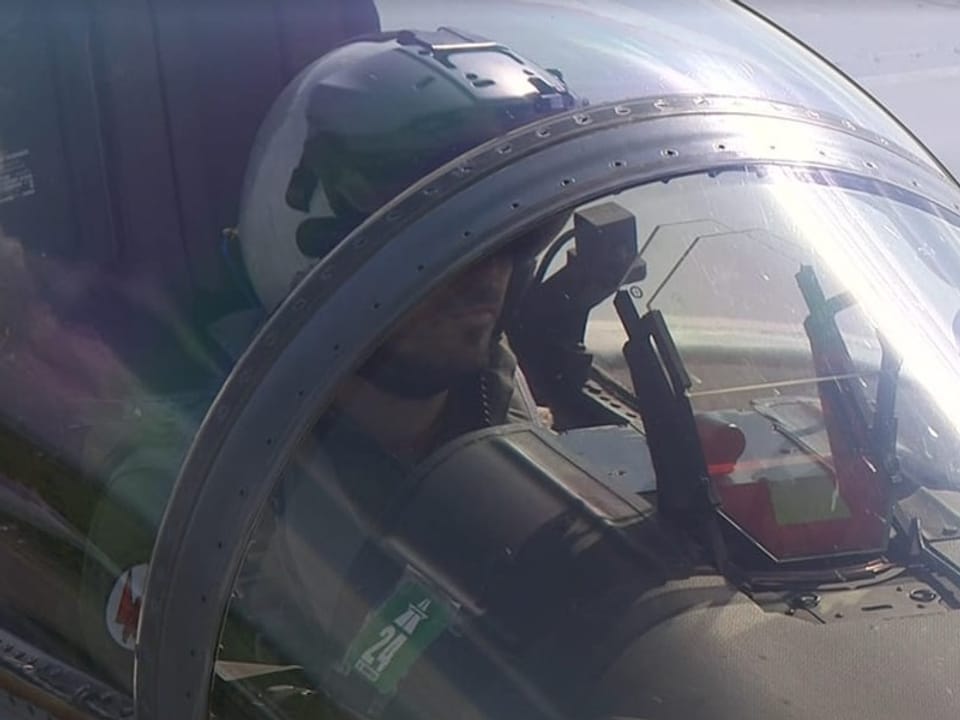 Pilot im Cockpit eines Flugzeugs.