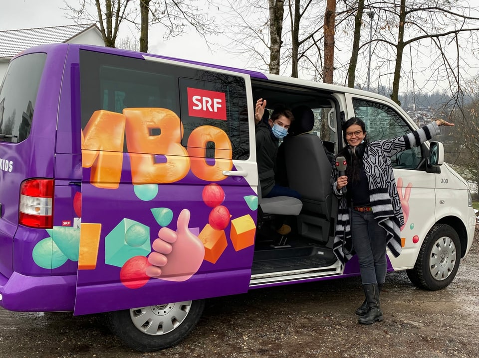 Heute geht's mit dem neuen, bunten «Zambo-Bus» auf die Fähre! Normalerweise nimmt Elia den Zug direkt von der Schule aus oder seine Mutter fährt ihn mit dem Auto an die Anlegestelle am Seeufer. 