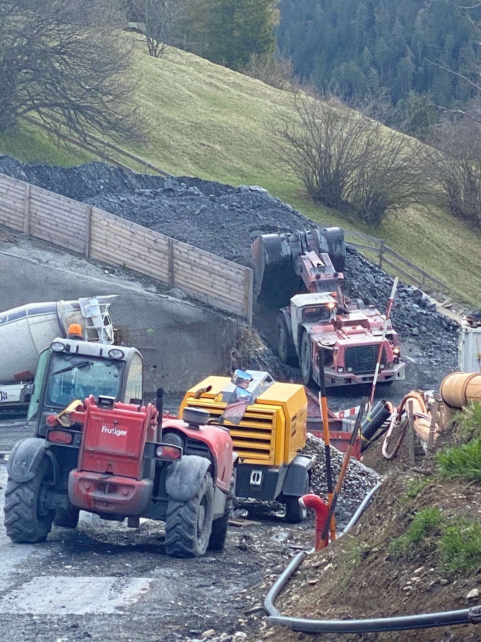 Impressiuns dal tunnel ch'è en construcziun.