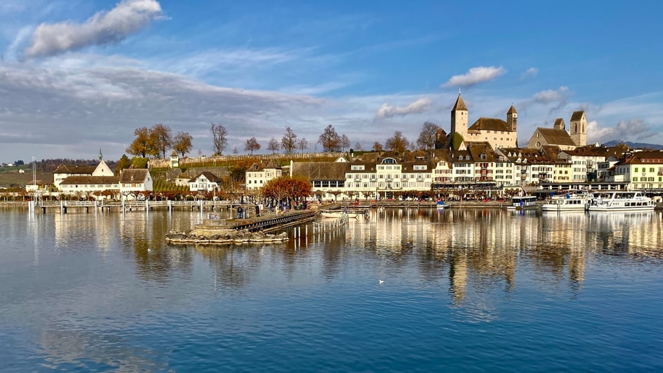 Blick vom See auf Schloss Rapperswil und dahinter die aufziehenden Wolken.