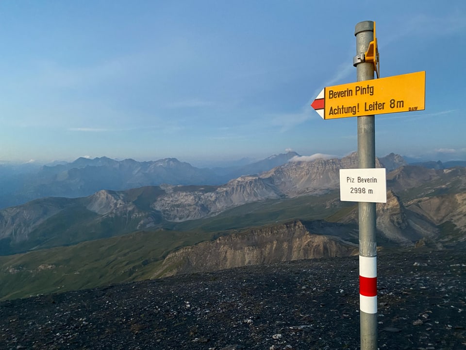 Panorama dal Piz Beverin cun la tabla da num.