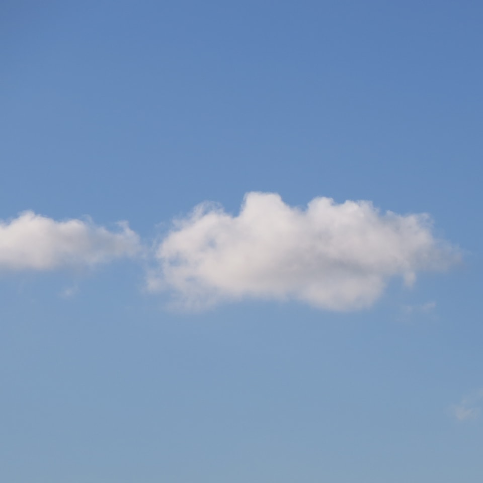 Eine kleine Schönwetterwolke, eine Quellwolke in ihrem Anfangsstadium.