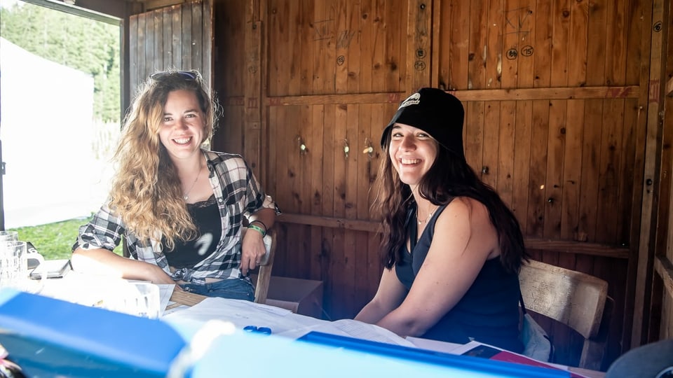 Sina und Livia die Kassiererinnen sehen so viele Nötchen an der Kasse, dass die Laune dementsprechend super ist.