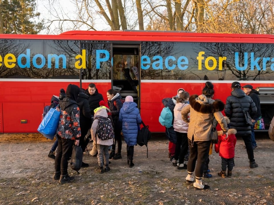 Flüchtlinge aus der Ukraine kommen mit einem Bus in Barth, Mecklenburg-Vorpommern an.