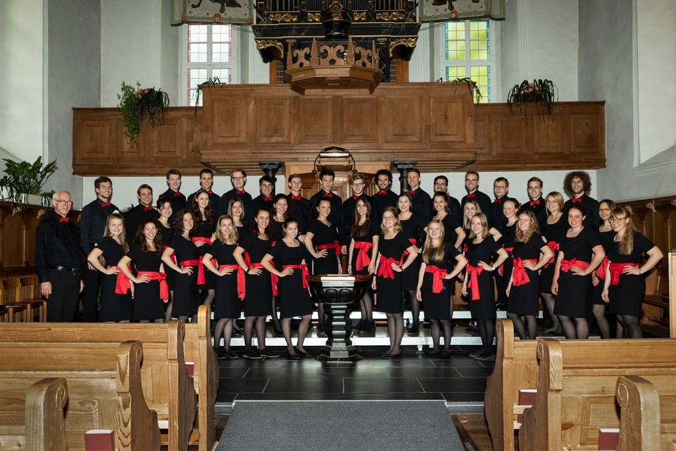 Bündner Jugendchor posiert in einer Kirche