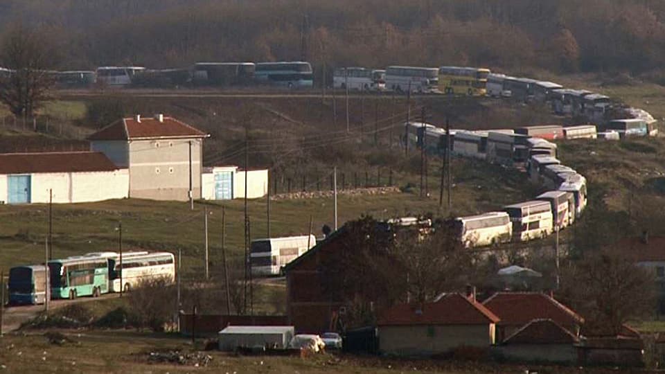 Eine lange Schlange von Lastwagen auf den engen Strassen.