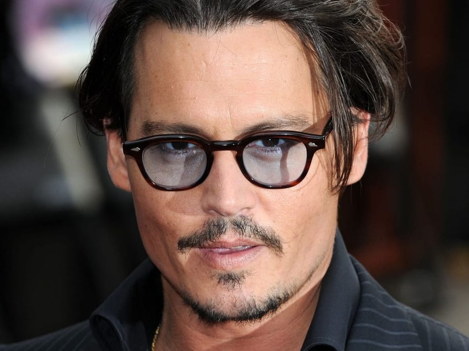 Johnny Depp schaut verschmitzt