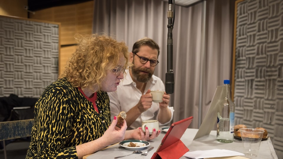 Fabienne Hadorn (Timo) und Samuel Streiff (Paps) im Hörspielstudio.