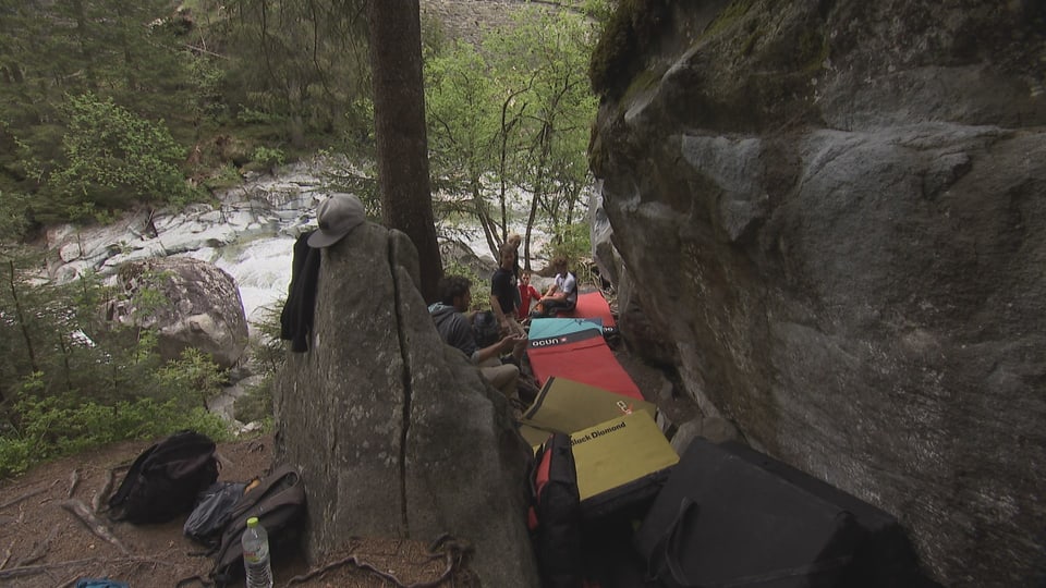 Bouldergruppe an einem Felsblock