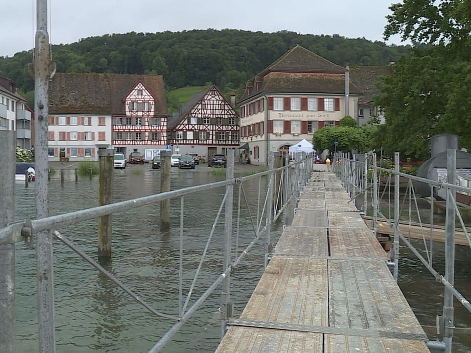 Fussgängerbrücke führt über Wasser zum Hotel-Restaurant in Stein am Rhein.