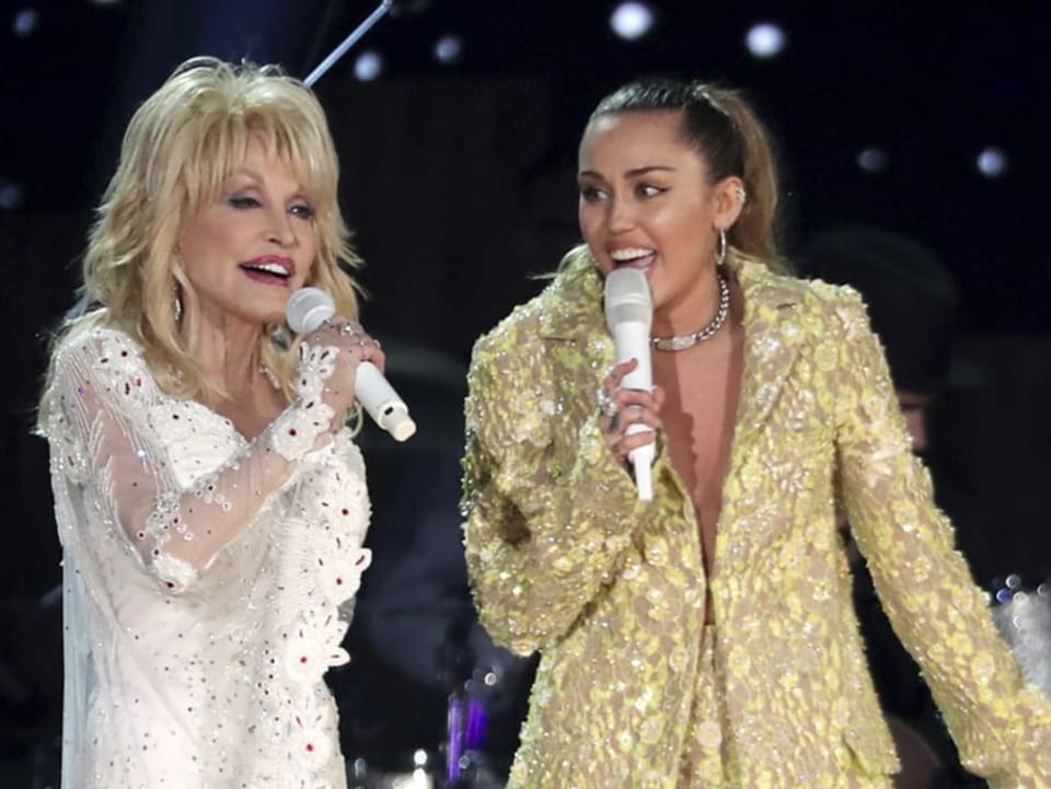 Dolly Parton und Miley Cyrus bei einem Auftritt