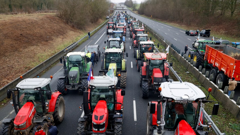 Dutzende Traktoren blockieren die Autobahn. 